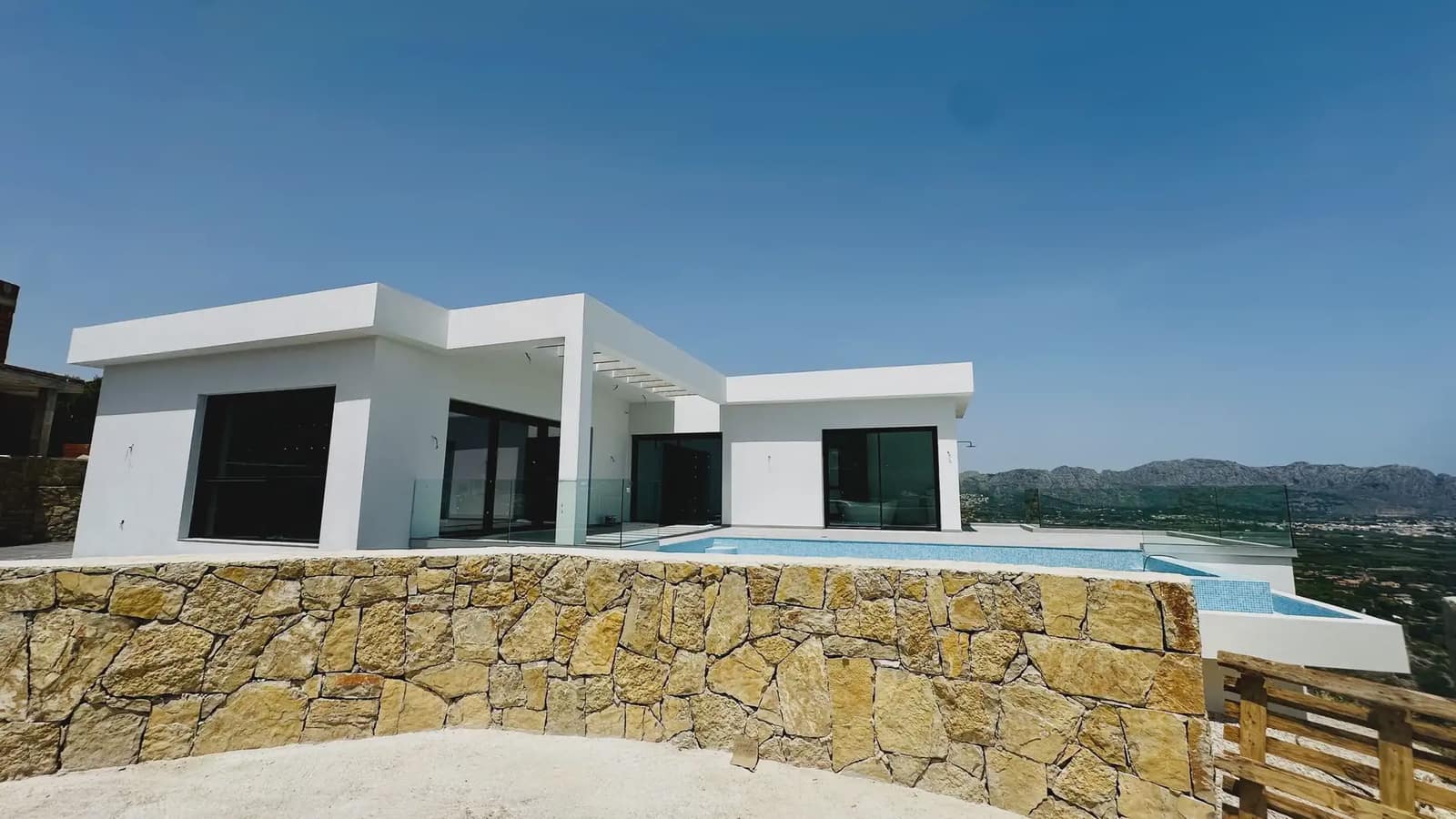 4 bedroom Villa for sale in Pedreguer with pool garage - € 1,395,000 (Ref: 8235370)