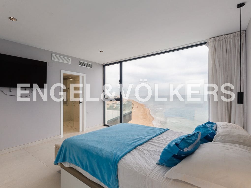 5 bedroom Beach Apartment for sale in Cullera with pool garage - € 1,895,000 (Ref: 8235397)