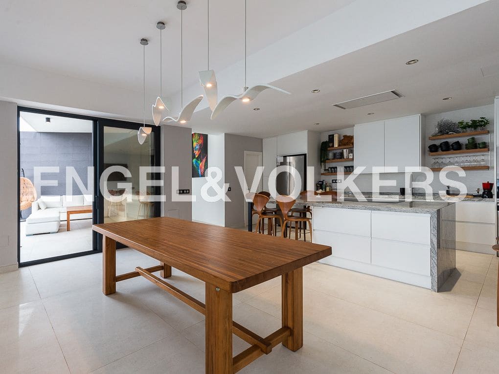 5 bedroom Beach Apartment for sale in Cullera with pool garage - € 1,895,000 (Ref: 8235397)