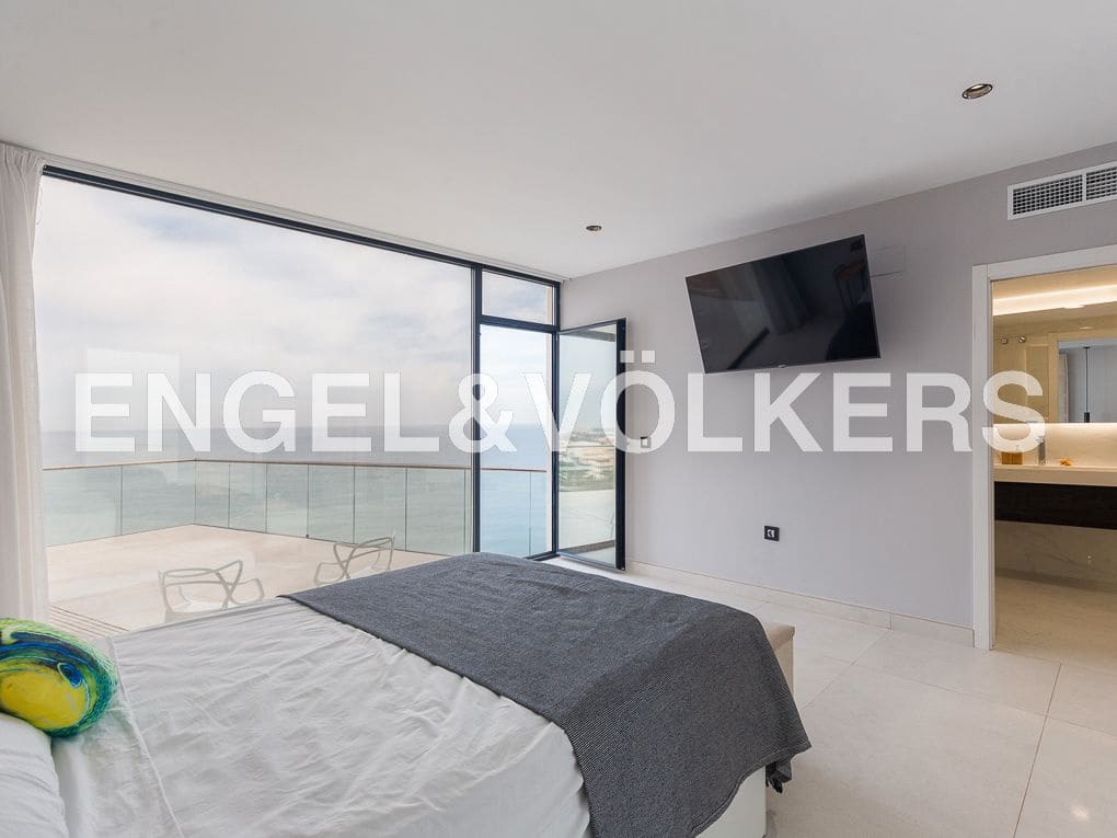 5 bedroom Beach Apartment for sale in Cullera with pool garage - € 1,895,000 (Ref: 8235397)