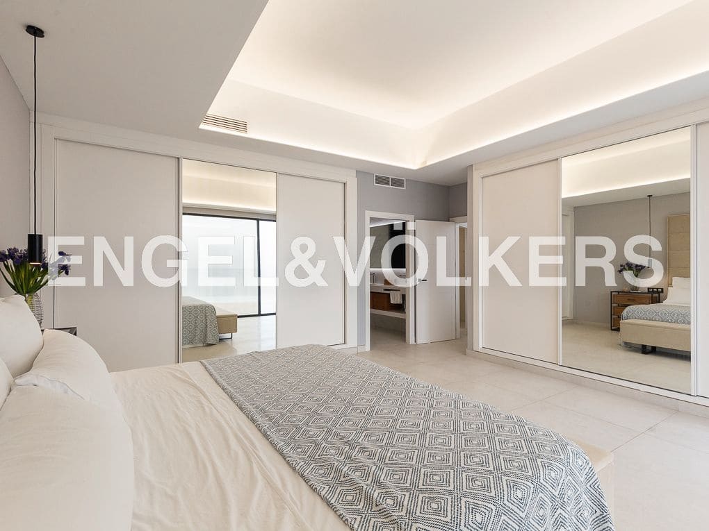 5 bedroom Beach Apartment for sale in Cullera with pool garage - € 1,895,000 (Ref: 8235397)
