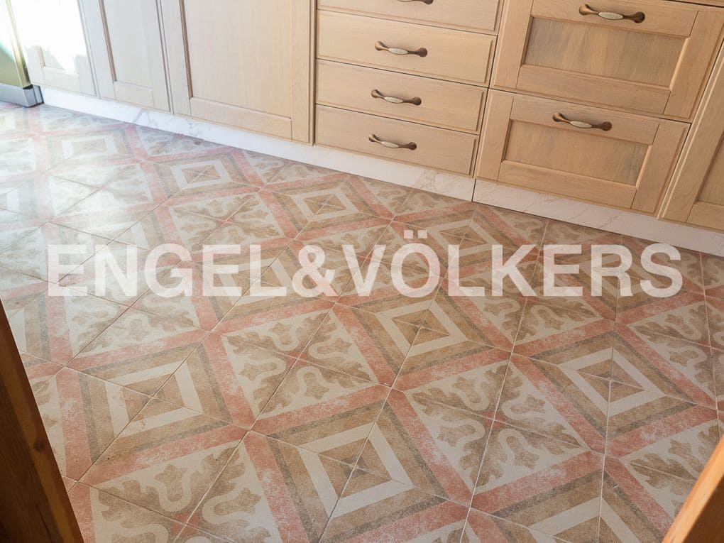 4 bedroom Villa for sale in Godella with garage - € 690,000 (Ref: 8235512)