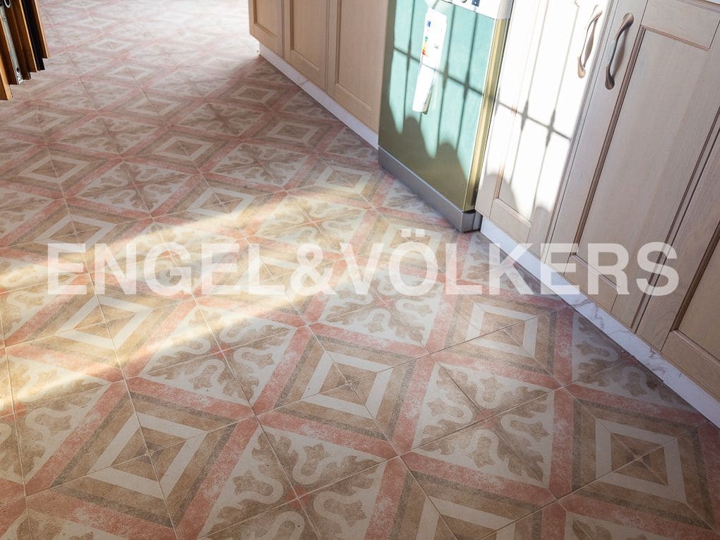 4 bedroom Villa for sale in Godella with garage - € 690,000 (Ref: 8235512)