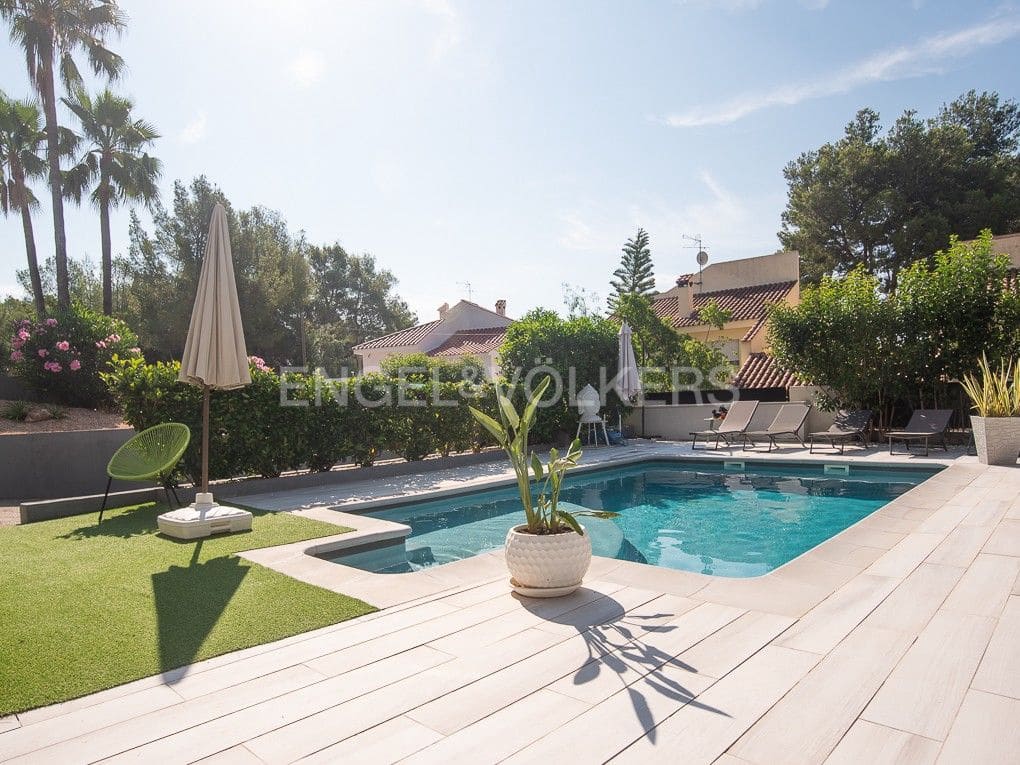 Chalet de 6 habitaciones en Benicàssim en venta con piscina - 680.000 € (Ref: 8235517)