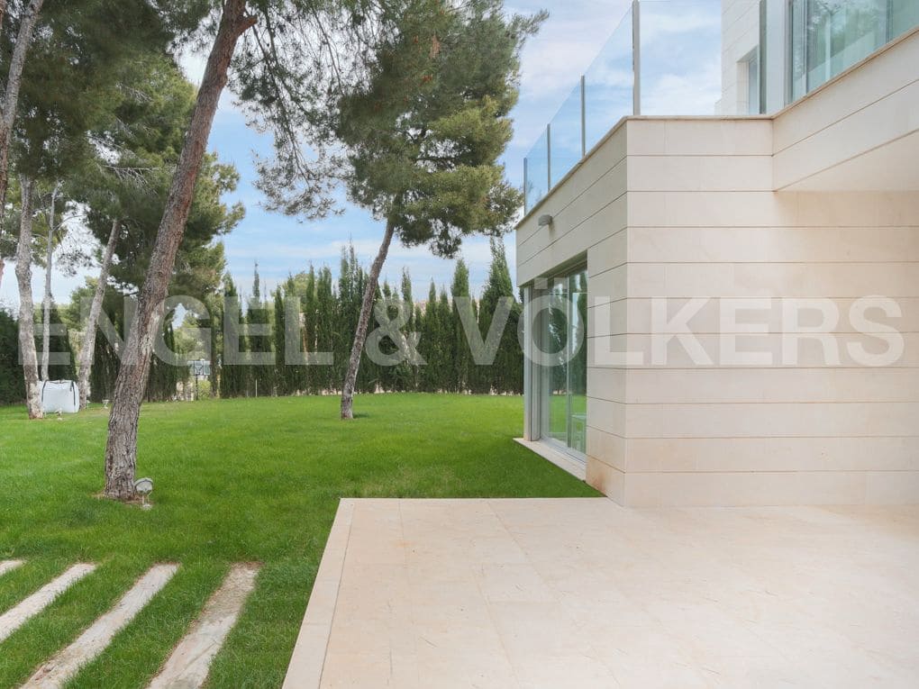 6 bedroom Villa for sale in Chiva with garage - € 1,500,000 (Ref: 8235535)
