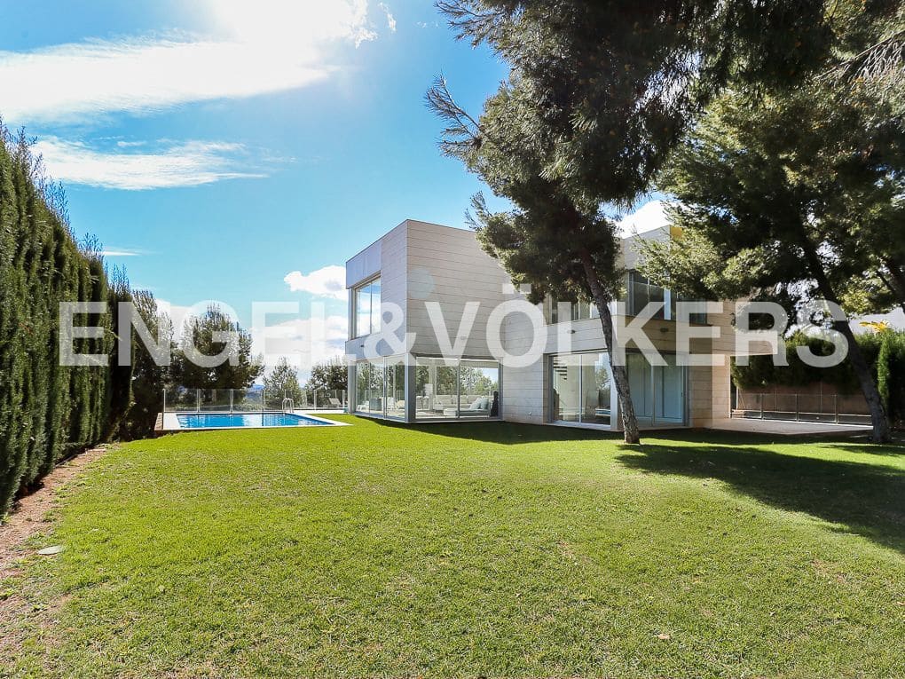 6 bedroom Villa for sale in Chiva with garage - € 1,500,000 (Ref: 8235535)