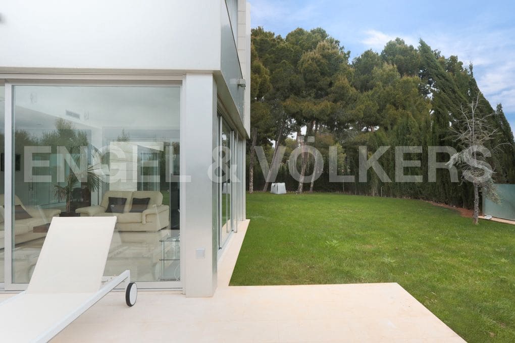 6 bedroom Villa for sale in Chiva with garage - € 1,500,000 (Ref: 8235535)