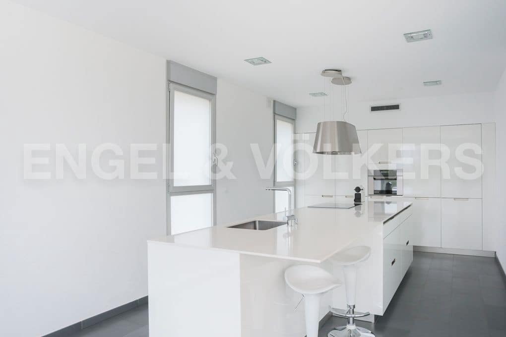 6 bedroom Villa for sale in Chiva with garage - € 1,500,000 (Ref: 8235535)