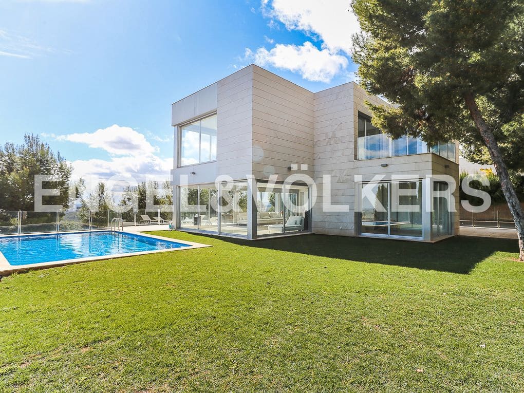 6 bedroom Villa for sale in Chiva with garage - € 1,500,000 (Ref: 8235535)