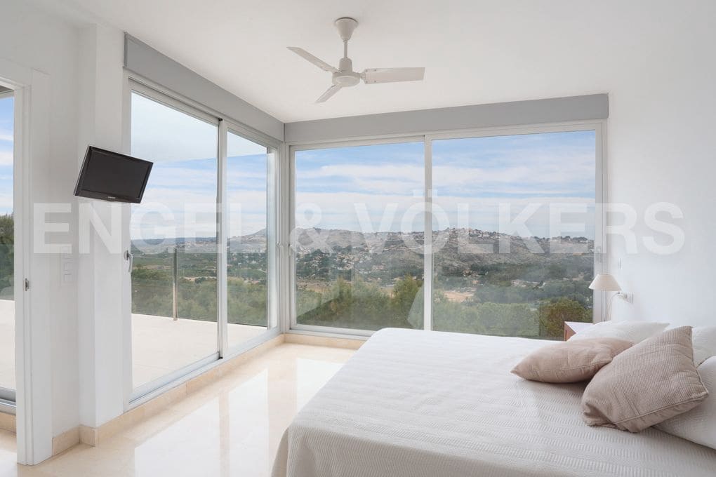 6 bedroom Villa for sale in Chiva with garage - € 1,500,000 (Ref: 8235535)