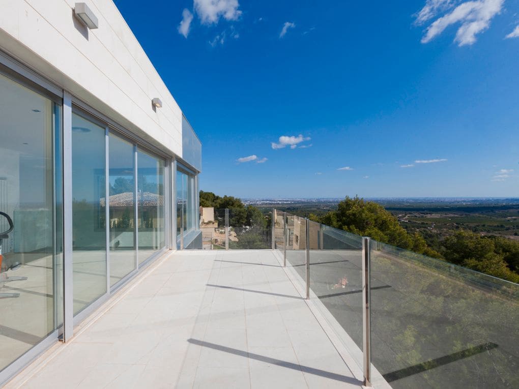 6 bedroom Villa for sale in Chiva with garage - € 1,500,000 (Ref: 8235535)
