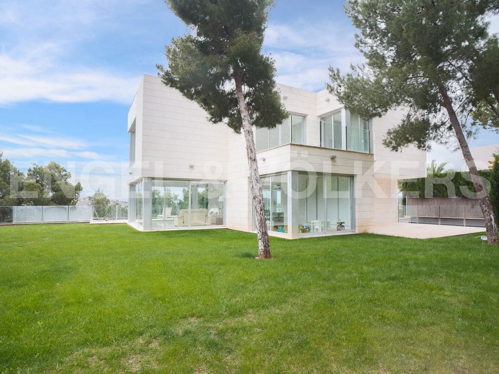 6 bedroom Villa for sale in Chiva with garage - € 1,500,000 (Ref: 8235535)