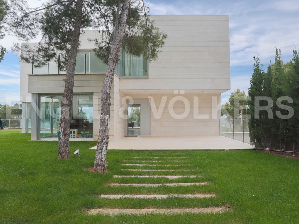 6 bedroom Villa for sale in Chiva with garage - € 1,500,000 (Ref: 8235535)