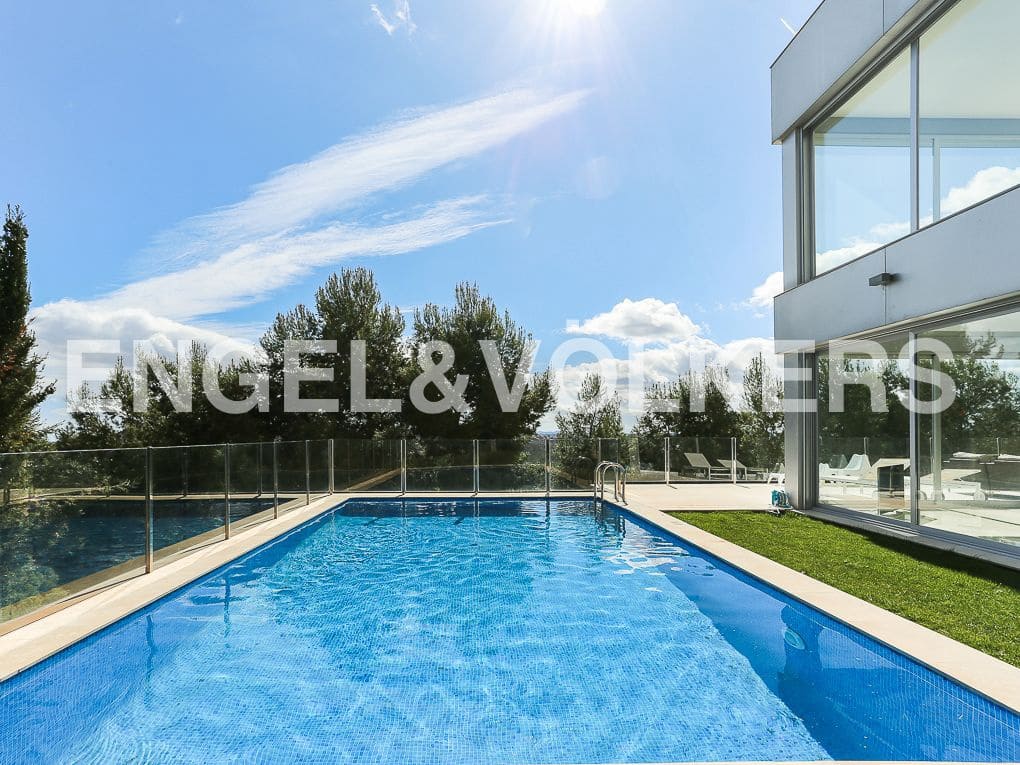 6 bedroom Villa for sale in Chiva with garage - € 1,500,000 (Ref: 8235535)