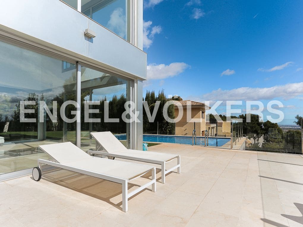 6 bedroom Villa for sale in Chiva with garage - € 1,500,000 (Ref: 8235535)