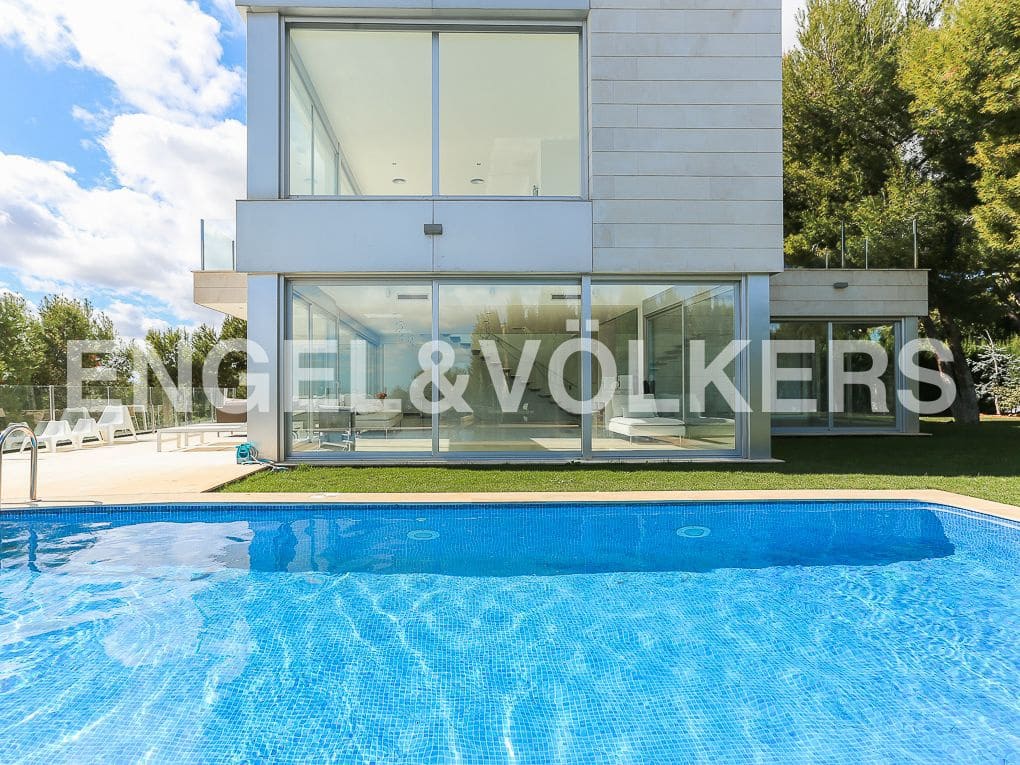 6 bedroom Villa for sale in Chiva with garage - € 1,500,000 (Ref: 8235535)
