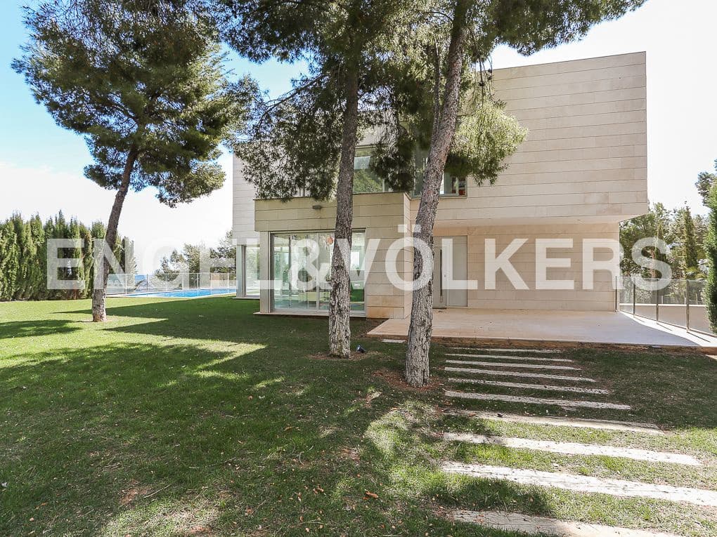 6 bedroom Villa for sale in Chiva with garage - € 1,500,000 (Ref: 8235535)
