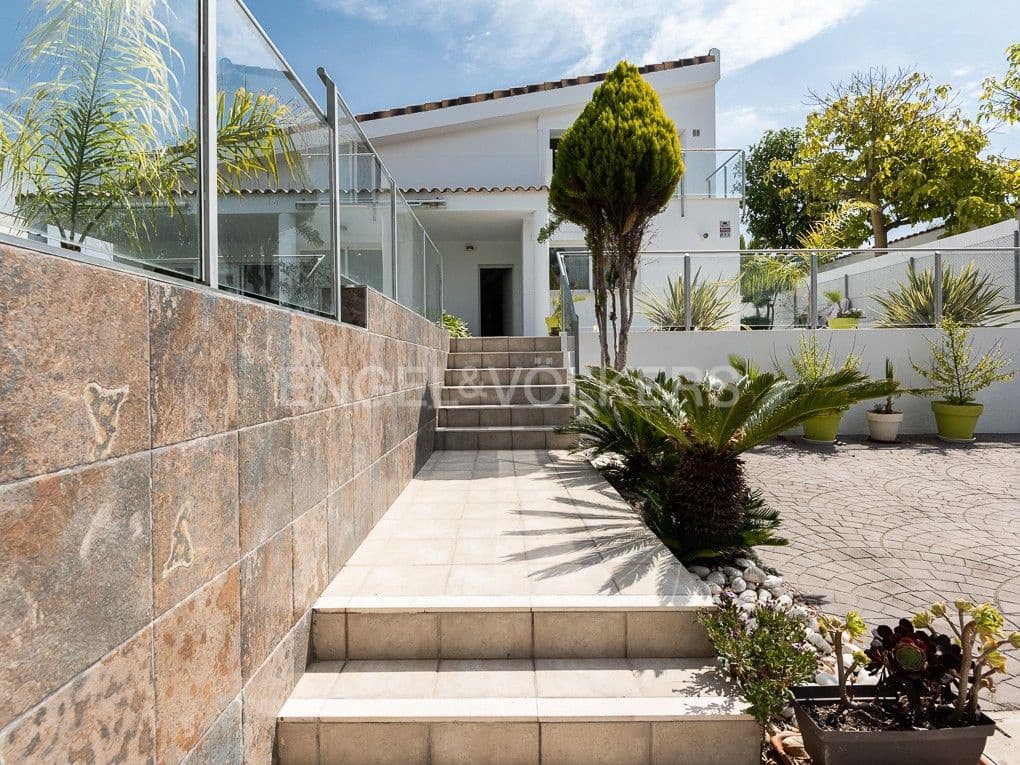 4 bedroom Villa for sale in Betera with pool garage - € 849,000 (Ref: 8235633)