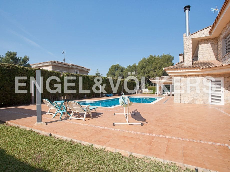 5 bedroom Villa for sale in Serra with pool garage - € 790,000 (Ref: 8235643)