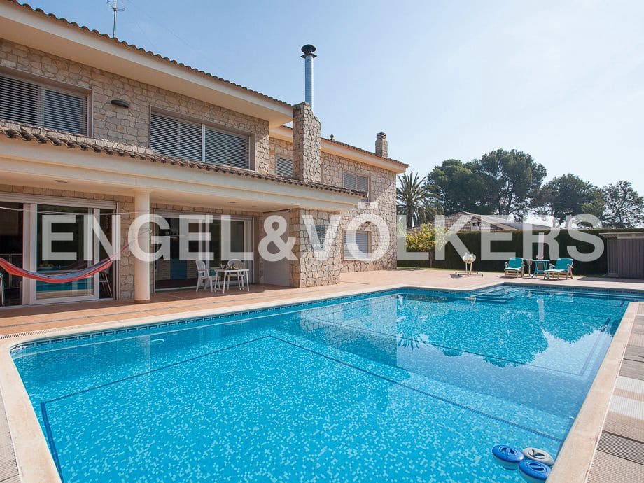 5 bedroom Villa for sale in Serra with pool garage - € 790,000 (Ref: 8235643)