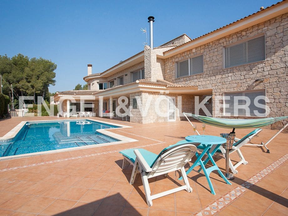 5 bedroom Villa for sale in Serra with pool garage - € 790,000 (Ref: 8235643)
