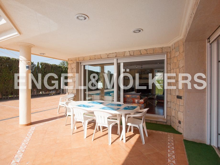 5 bedroom Villa for sale in Serra with pool garage - € 790,000 (Ref: 8235643)