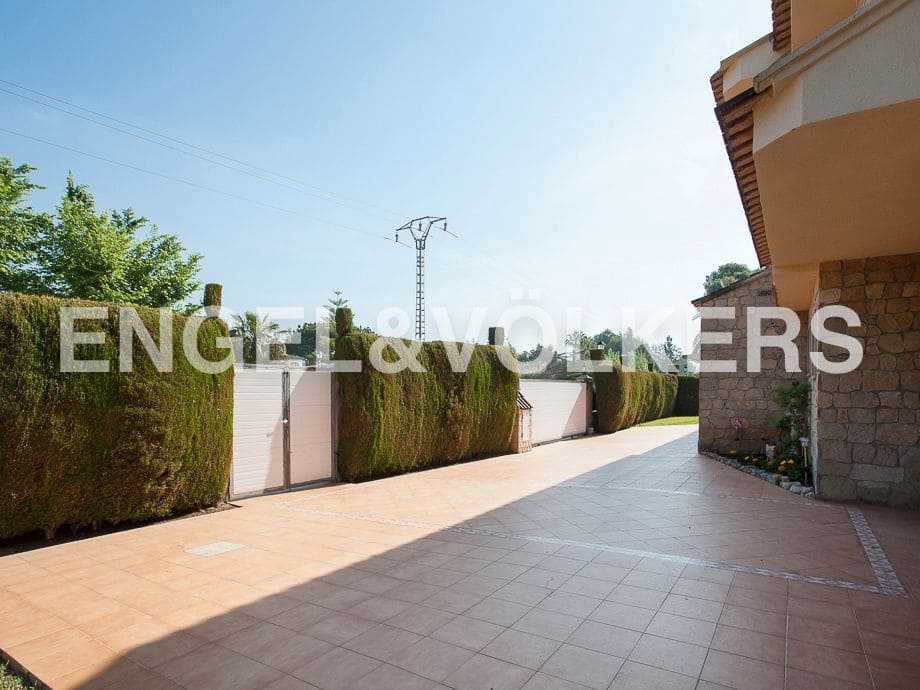 5 bedroom Villa for sale in Serra with pool garage - € 790,000 (Ref: 8235643)