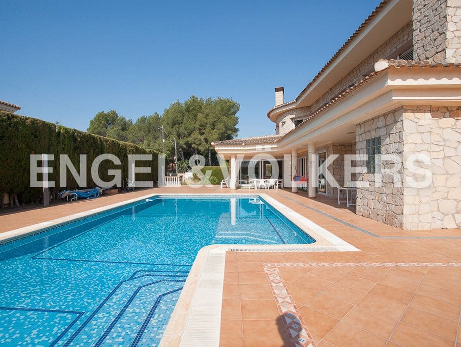 5 bedroom Villa for sale in Serra with pool garage - € 790,000 (Ref: 8235643)