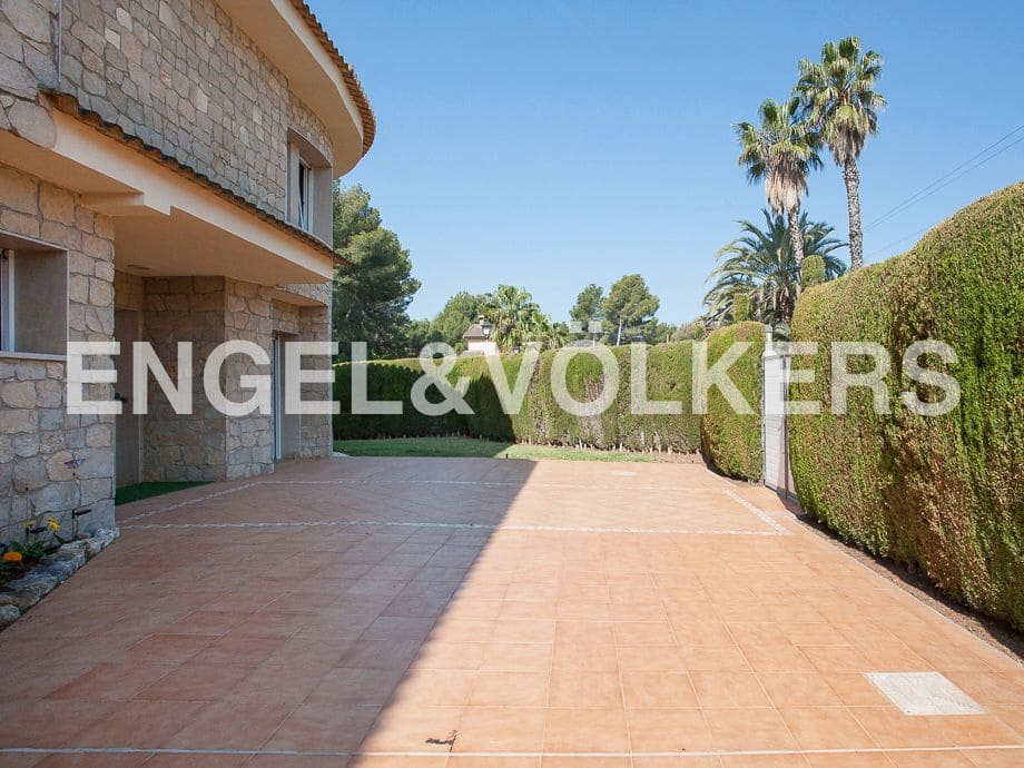 5 bedroom Villa for sale in Serra with pool garage - € 790,000 (Ref: 8235643)