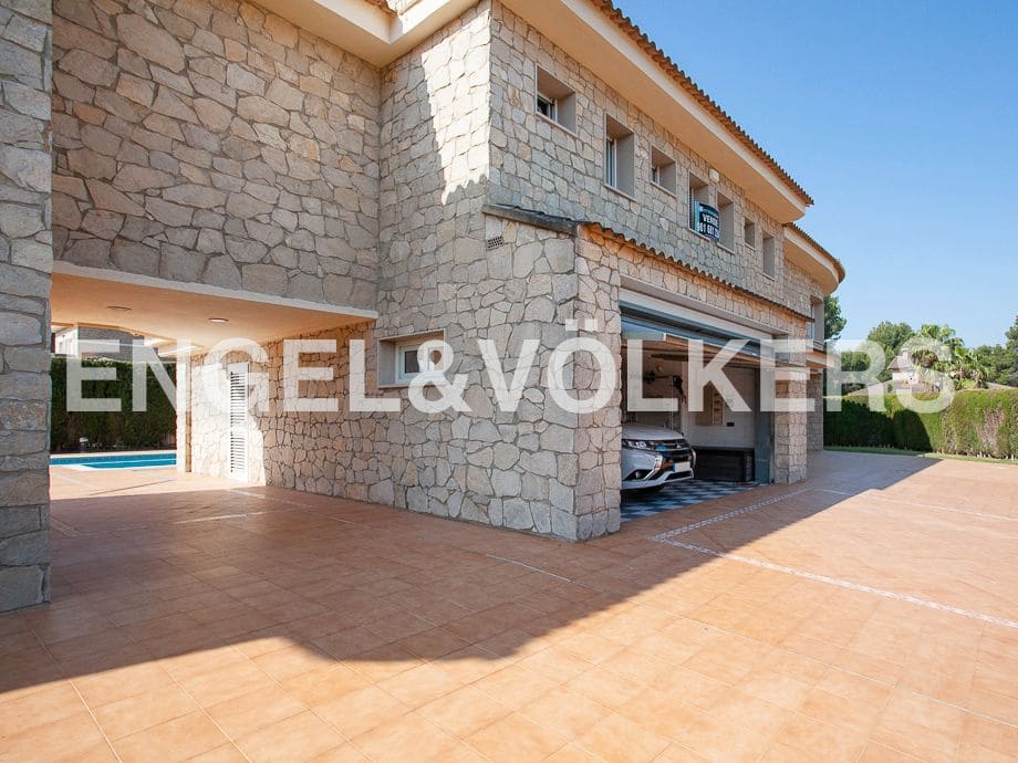 5 bedroom Villa for sale in Serra with pool garage - € 790,000 (Ref: 8235643)