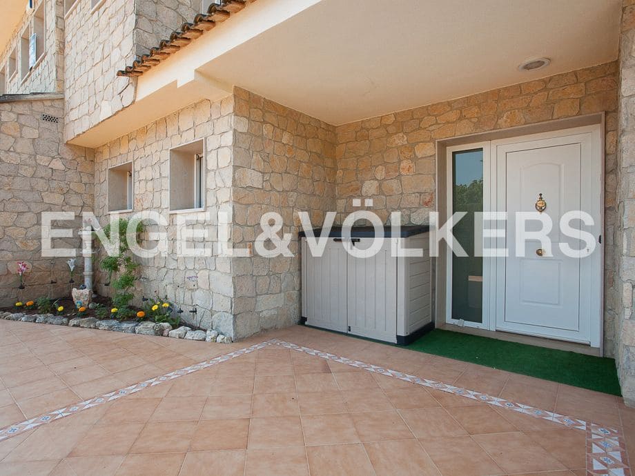 5 bedroom Villa for sale in Serra with pool garage - € 790,000 (Ref: 8235643)