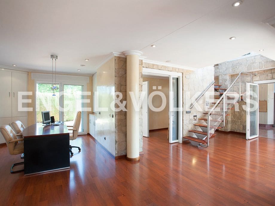 5 bedroom Villa for sale in Serra with pool garage - € 790,000 (Ref: 8235643)