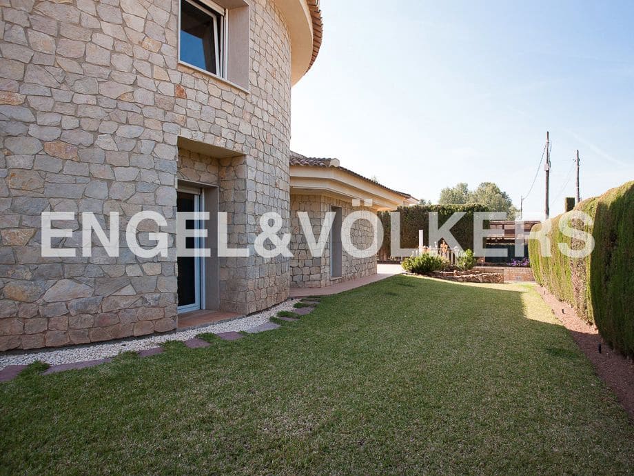 5 bedroom Villa for sale in Serra with pool garage - € 790,000 (Ref: 8235643)