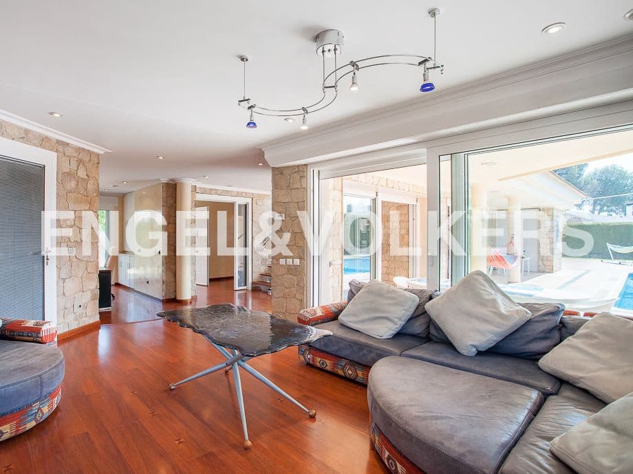 5 bedroom Villa for sale in Serra with pool garage - € 790,000 (Ref: 8235643)