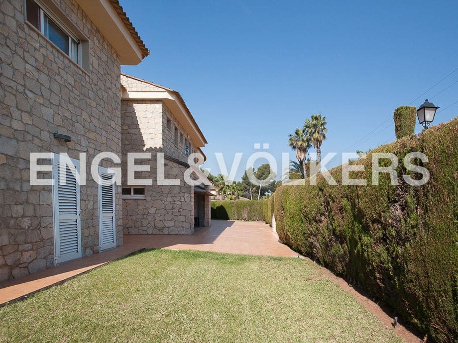 5 bedroom Villa for sale in Serra with pool garage - € 790,000 (Ref: 8235643)