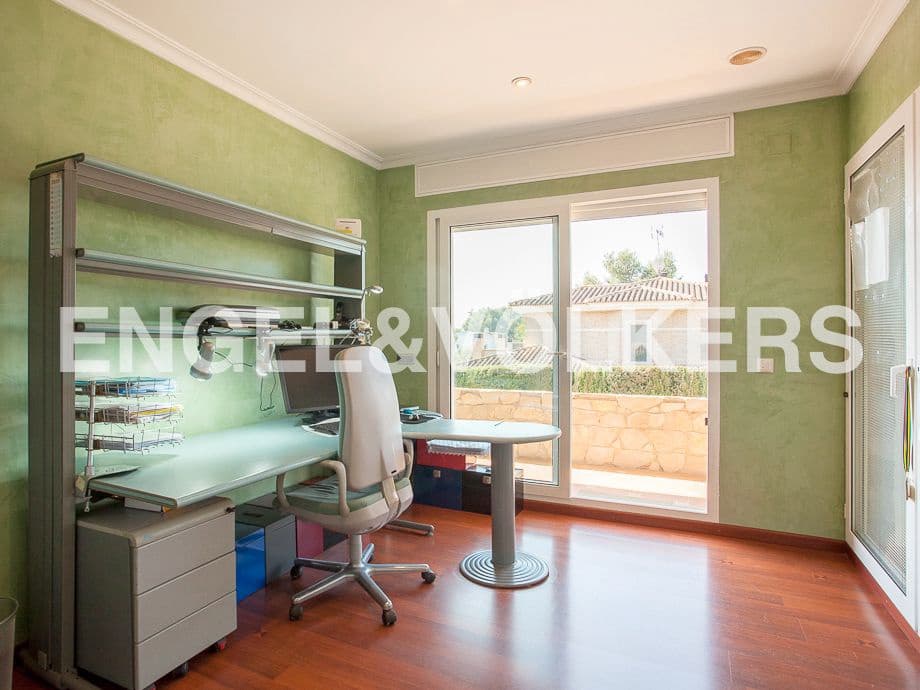 5 bedroom Villa for sale in Serra with pool garage - € 790,000 (Ref: 8235643)