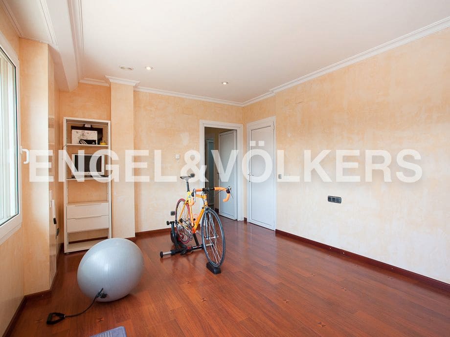 5 bedroom Villa for sale in Serra with pool garage - € 790,000 (Ref: 8235643)