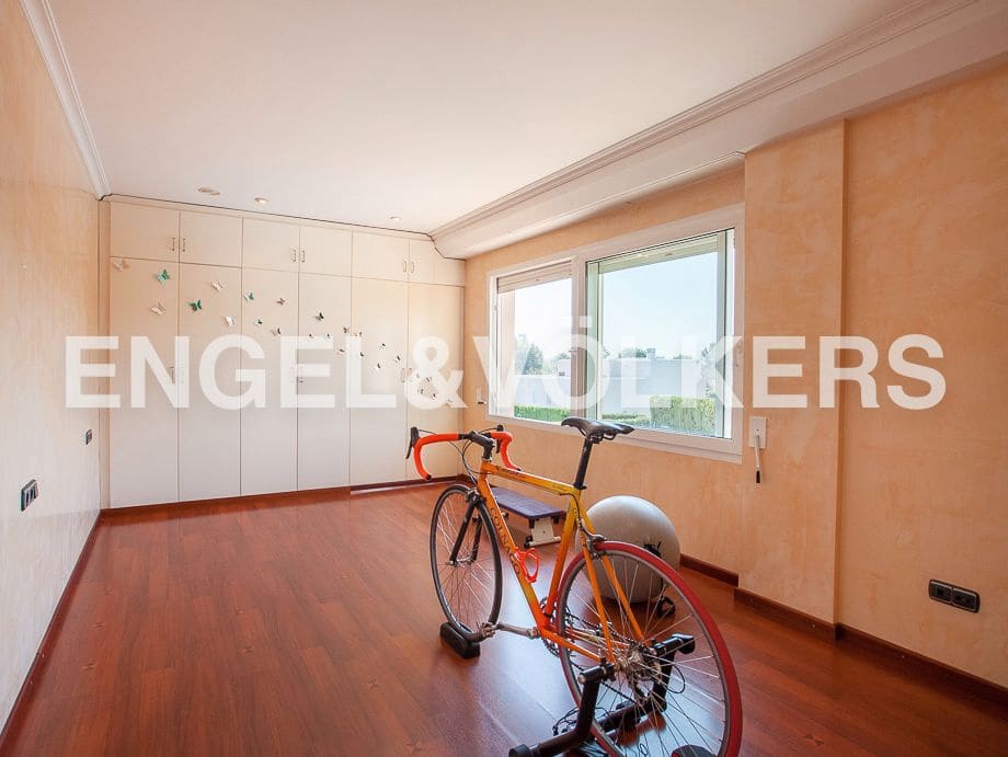5 bedroom Villa for sale in Serra with pool garage - € 790,000 (Ref: 8235643)