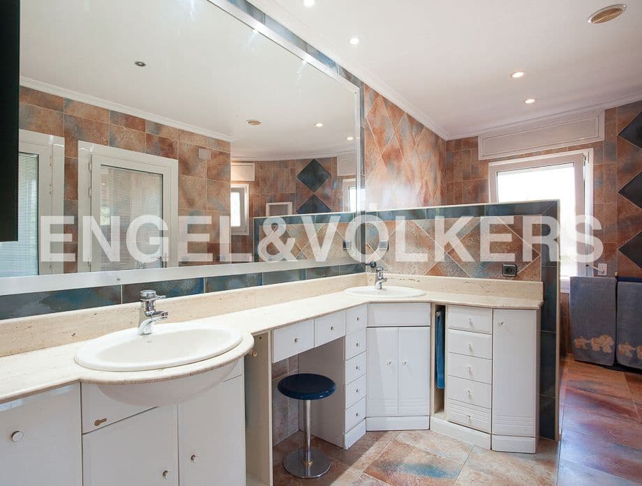 5 bedroom Villa for sale in Serra with pool garage - € 790,000 (Ref: 8235643)