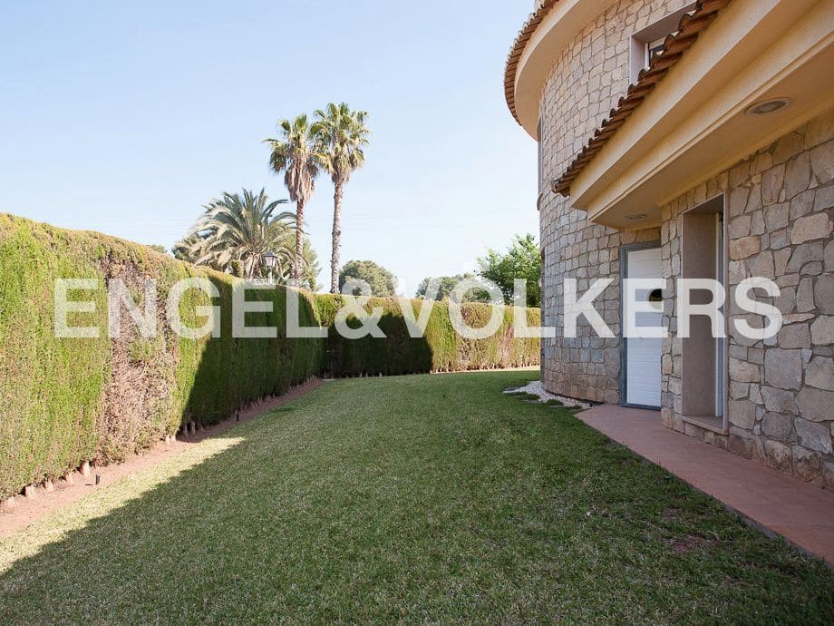 5 bedroom Villa for sale in Serra with pool garage - € 790,000 (Ref: 8235643)
