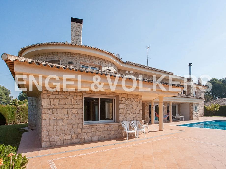 5 bedroom Villa for sale in Serra with pool garage - € 790,000 (Ref: 8235643)