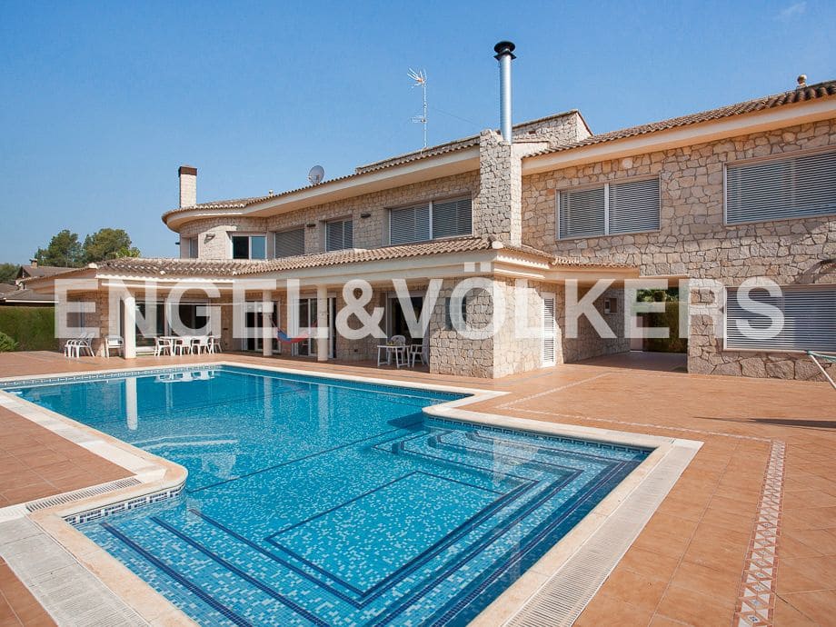 5 bedroom Villa for sale in Serra with pool garage - € 790,000 (Ref: 8235643)