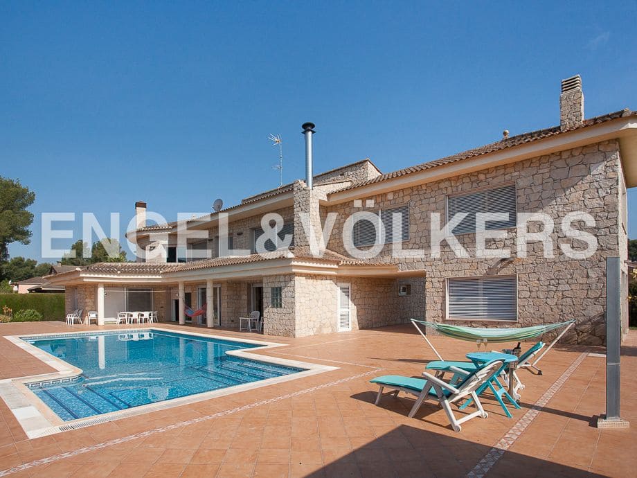 5 bedroom Villa for sale in Serra with pool garage - € 790,000 (Ref: 8235643)
