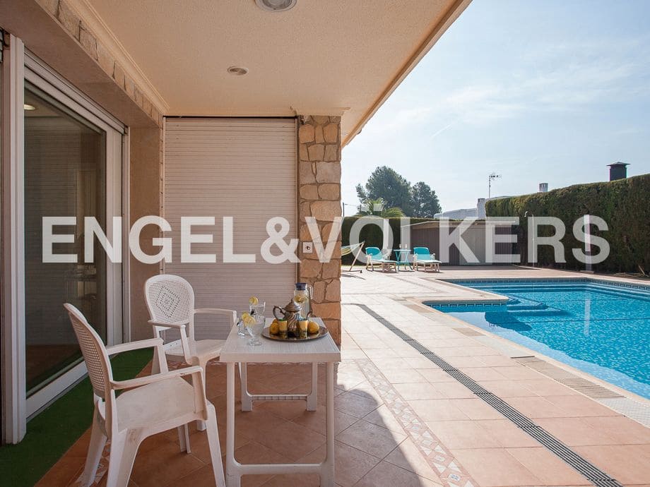 5 bedroom Villa for sale in Serra with pool garage - € 790,000 (Ref: 8235643)