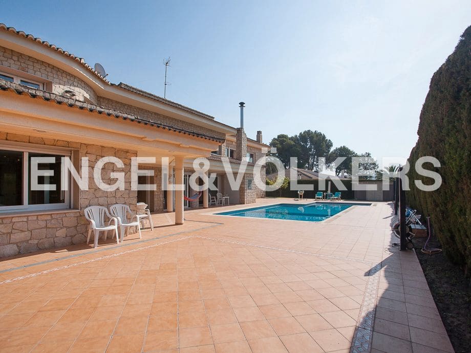 5 bedroom Villa for sale in Serra with pool garage - € 790,000 (Ref: 8235643)
