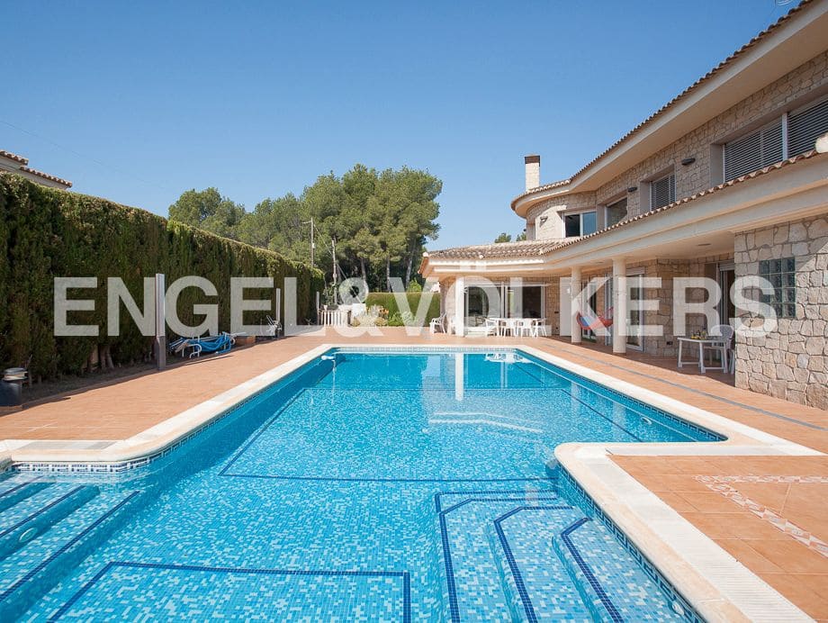 5 bedroom Villa for sale in Serra with pool garage - € 790,000 (Ref: 8235643)