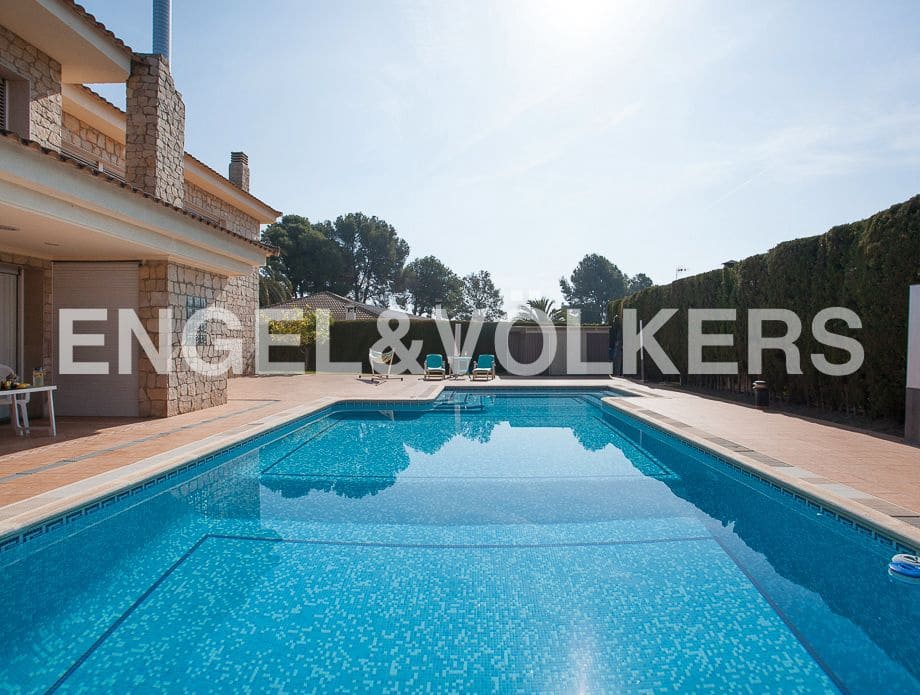 5 bedroom Villa for sale in Serra with pool garage - € 790,000 (Ref: 8235643)