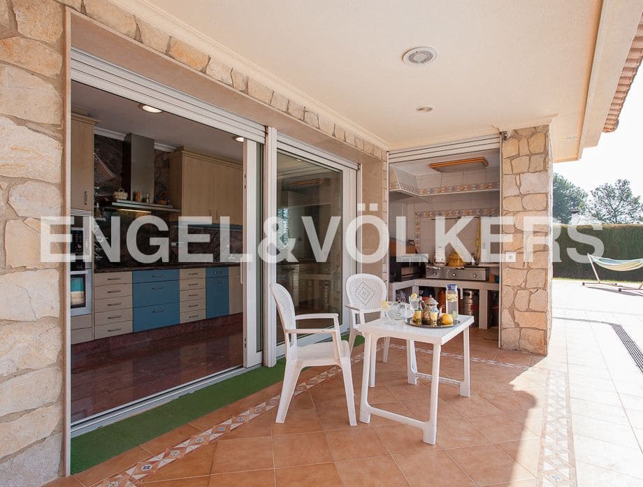 5 bedroom Villa for sale in Serra with pool garage - € 790,000 (Ref: 8235643)