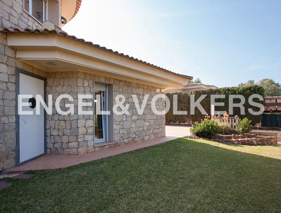5 bedroom Villa for sale in Serra with pool garage - € 790,000 (Ref: 8235643)