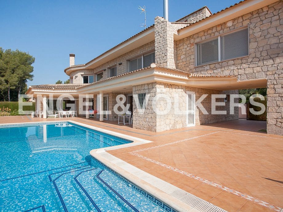 5 bedroom Villa for sale in Serra with pool garage - € 790,000 (Ref: 8235643)